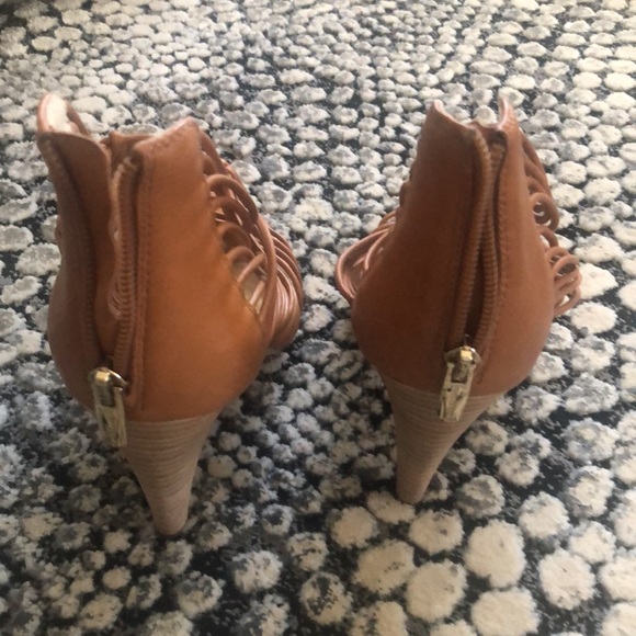 Brand new Vincent Camuto Alsandra Heels - Picture 2 of 8